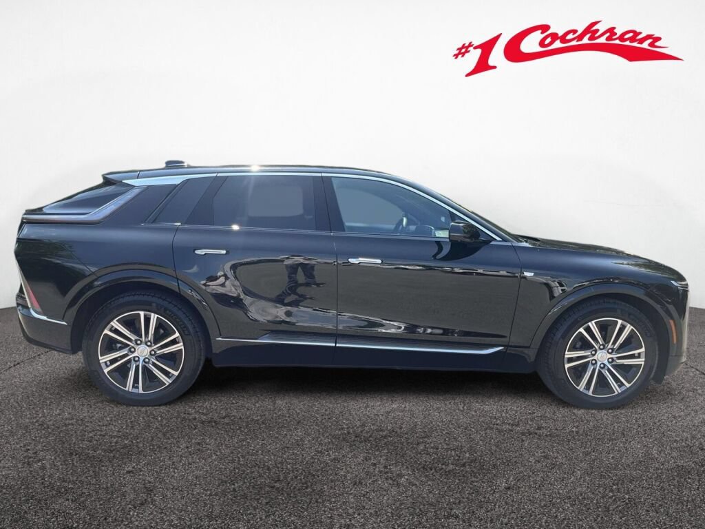 Used 2025 Cadillac Lyriq Luxury AWD/4WD image 6