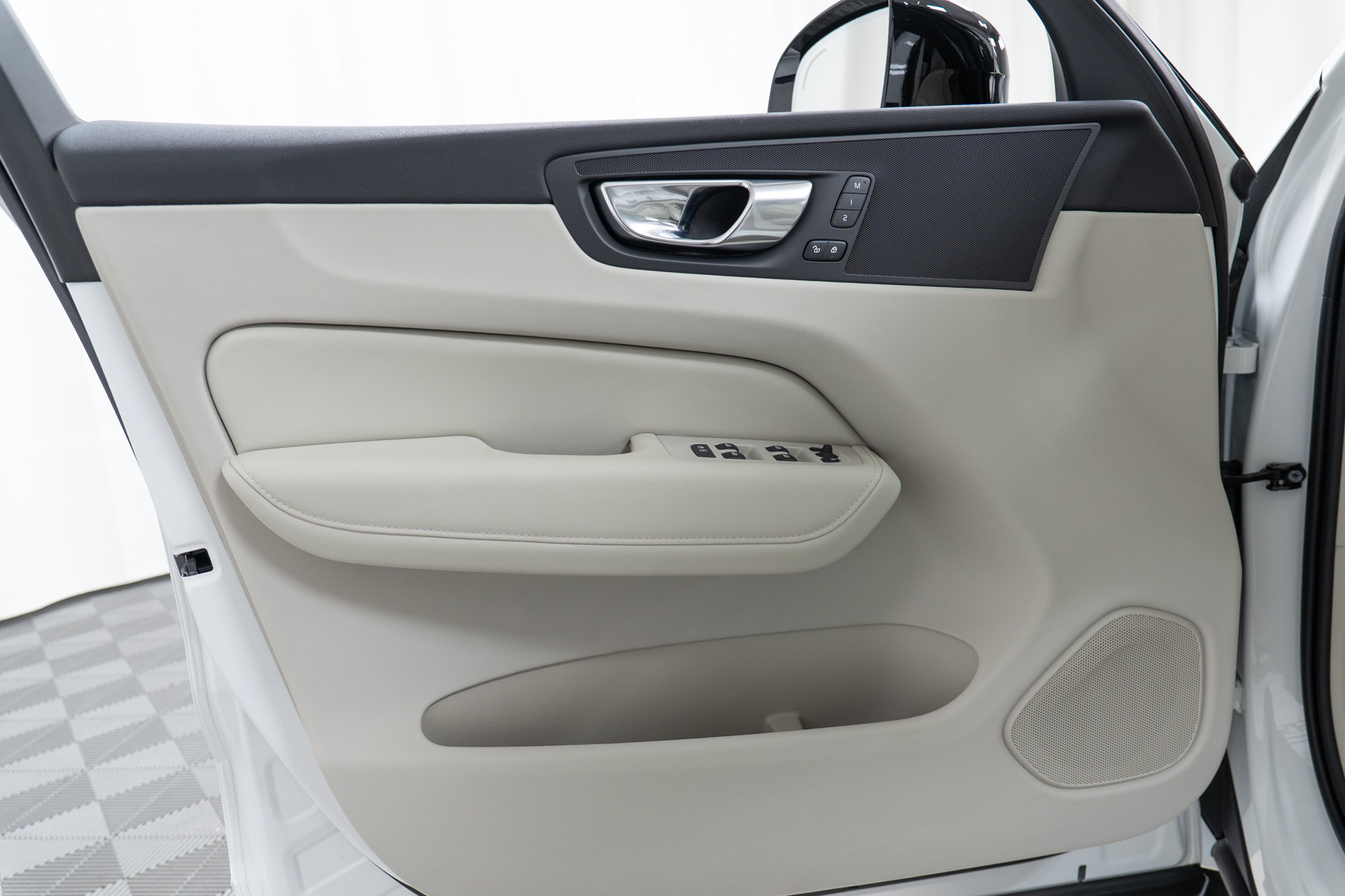 Certified 2025 Volvo XC60 B5 Plus AWD/4WD image 11