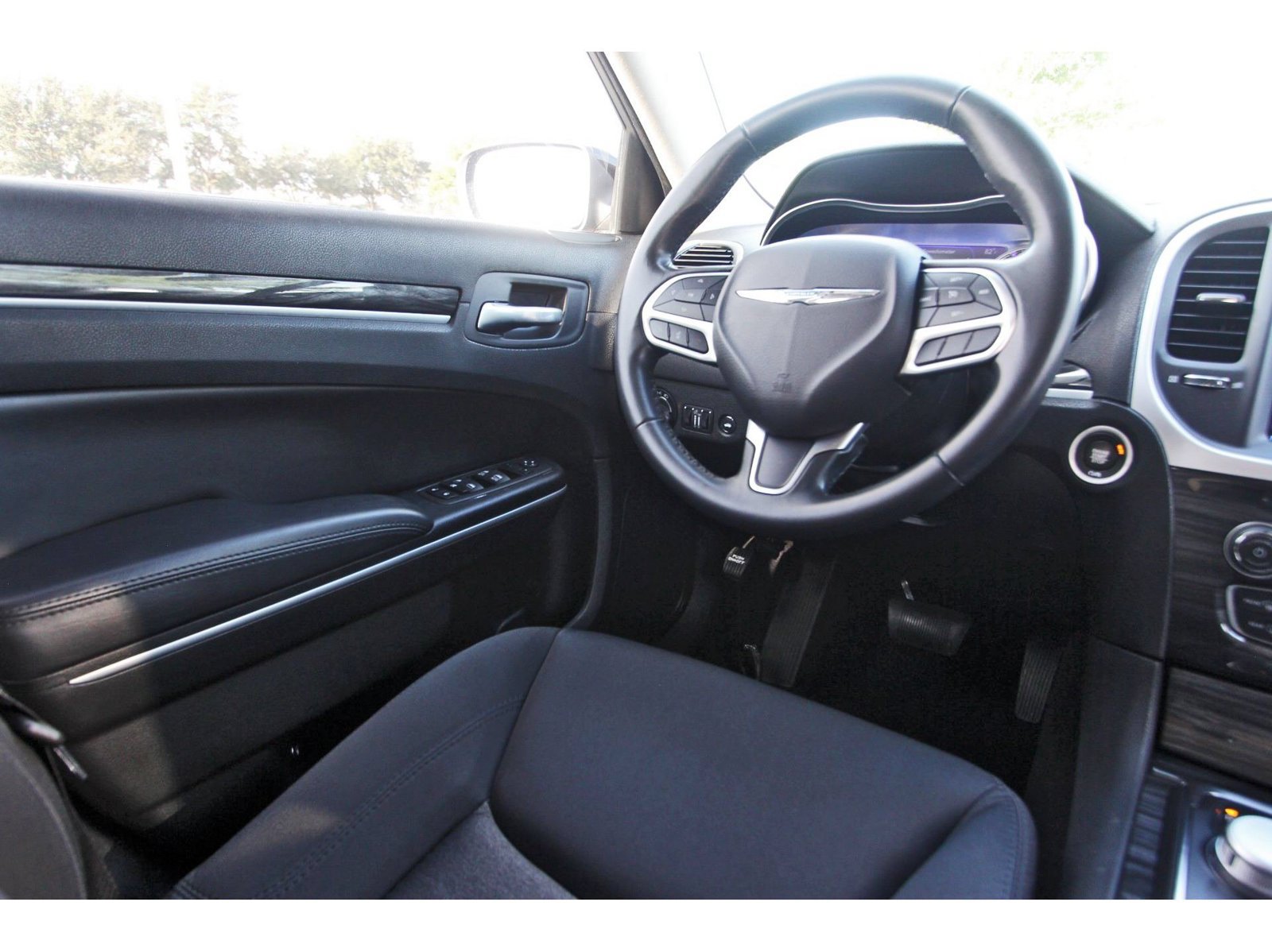 Used 2022 Chrysler 300 Touring w/ Sport Appearance Package RWD image 12
