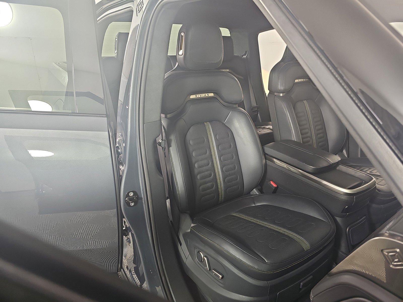 Used 2022 Rivian R1T Adventure AWD/4WD image 24
