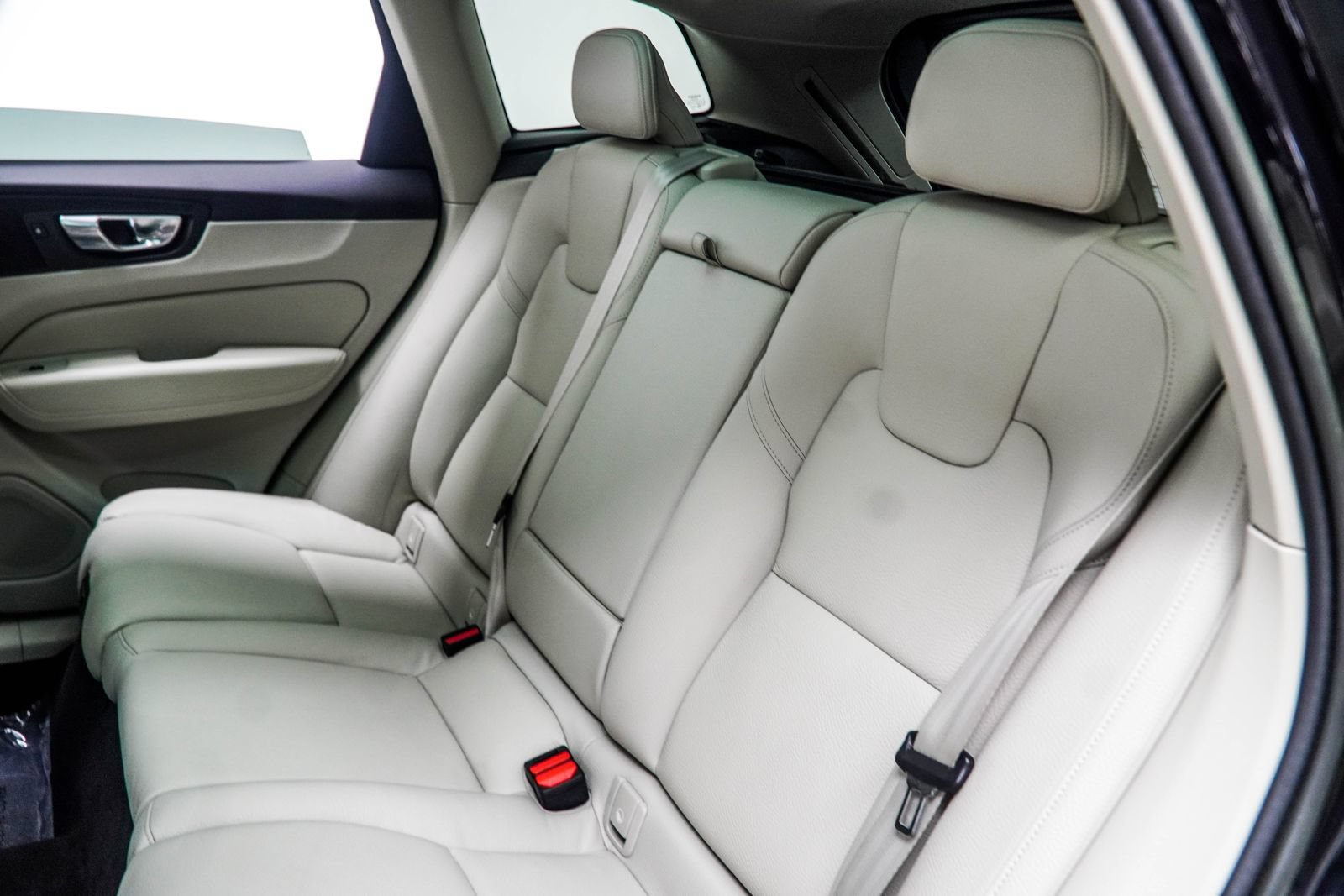 Used 2023 Volvo XC60 B5 Plus w/ Protection Package Premier FWD image 37