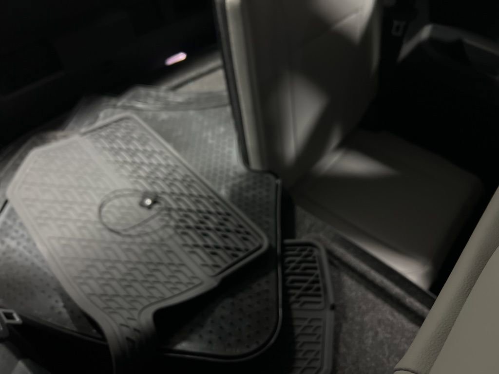 Used 2024 Volkswagen Tiguan SE R-Line image 17