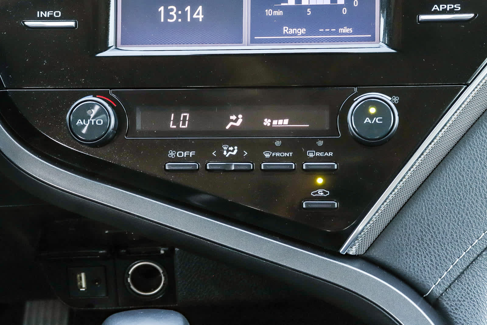Used 2018 Toyota Camry SE FWD image 19