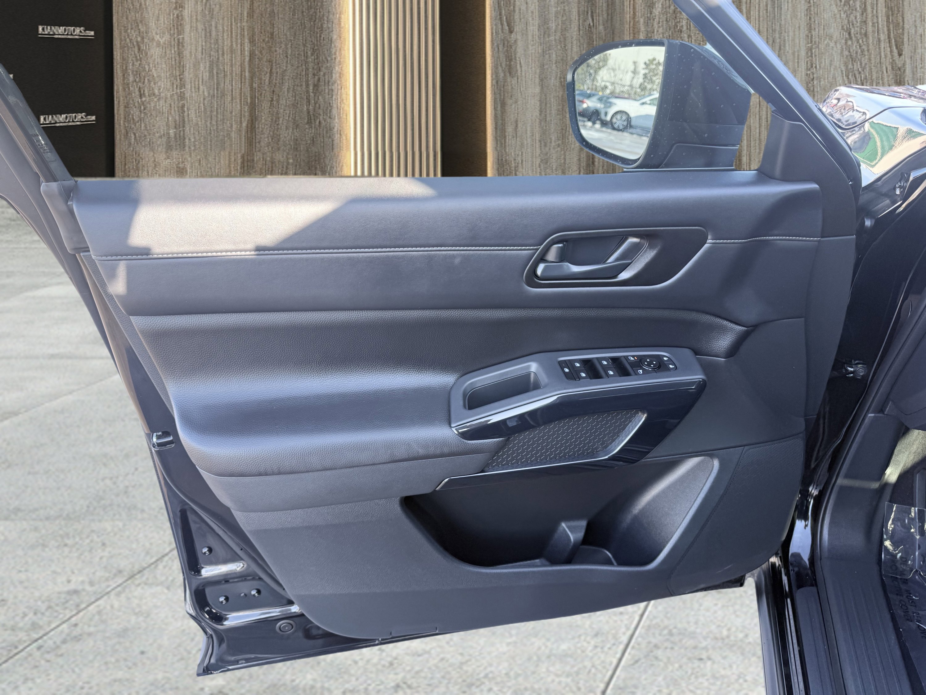 Used 2025 Nissan Pathfinder S image 18