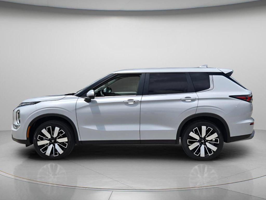 Used 2025 Mitsubishi Outlander SE FWD image 3