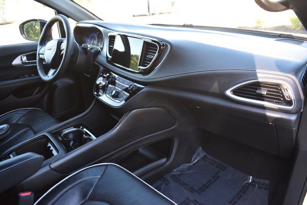 Used 2025 Chrysler Pacifica Limited FWD image 12