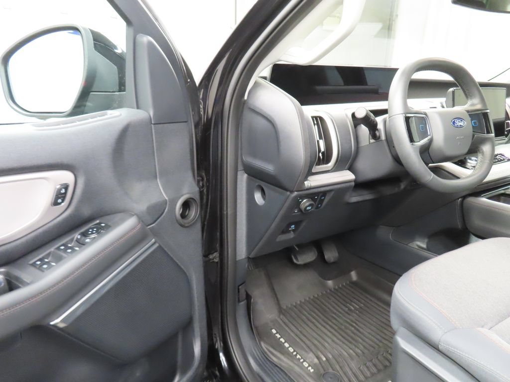 Used 2025 Ford Expedition Max Active AWD/4WD image 61