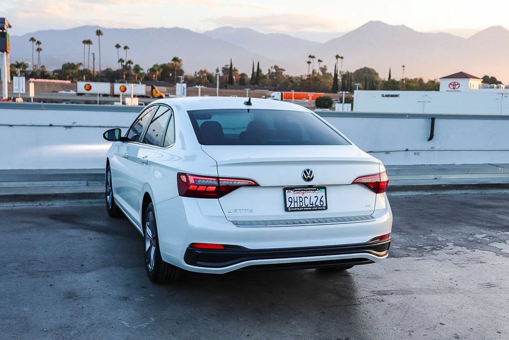 Used 2023 Volkswagen Jetta SE FWD image 7