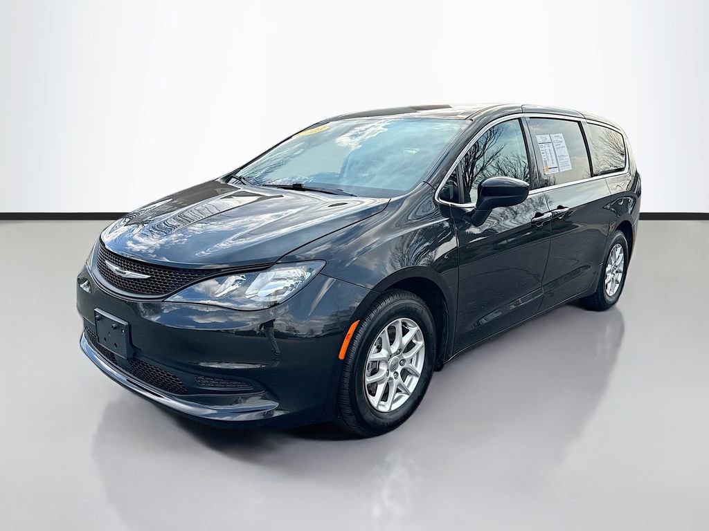 Used 2023 Chrysler Voyager LX image 3