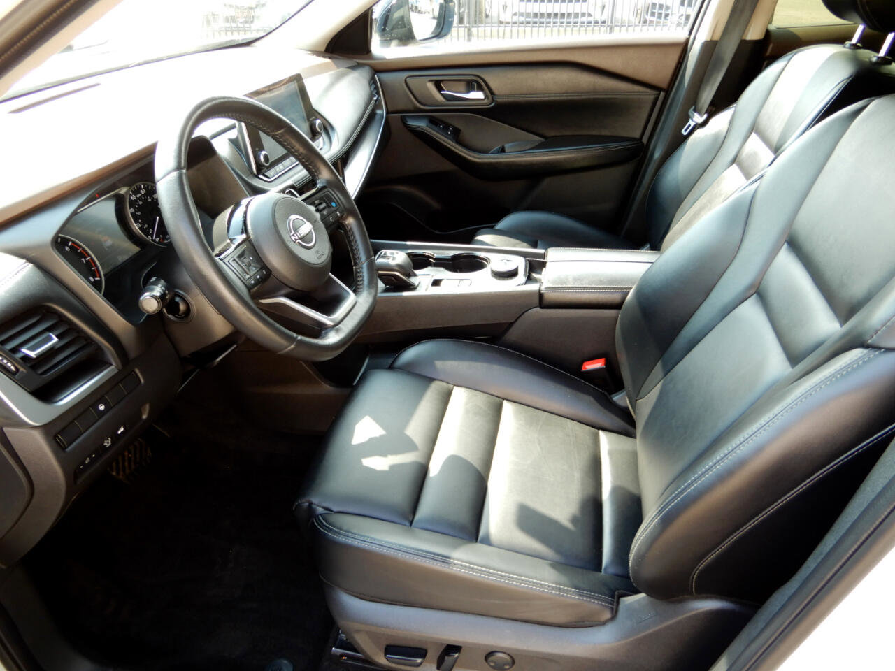 Used 2023 Nissan Rogue SV w/ SV Premium B Package image 11