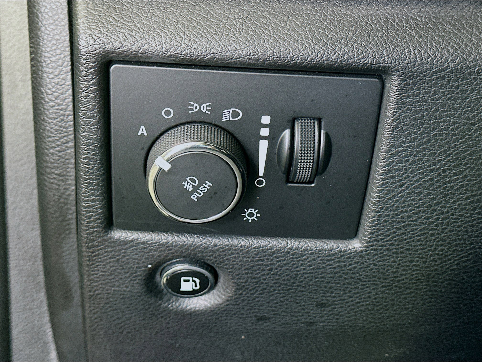 Used 2020 Jeep Grand Cherokee Limited X image 17