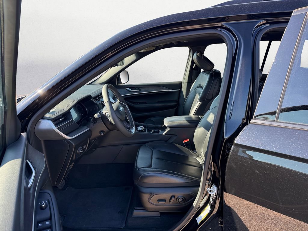 Used 2025 Jeep Grand Cherokee L Limited w/ Luxury Tech Group II image 10