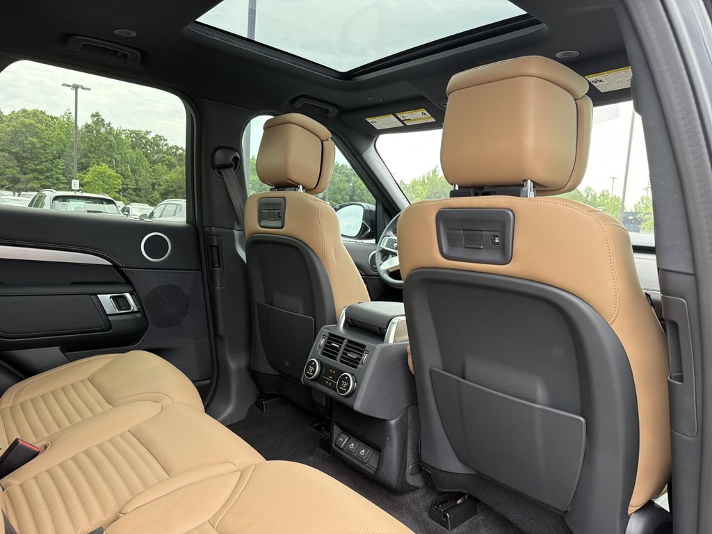 Used 2024 Land Rover Discovery Dynamic SE AWD/4WD image 15
