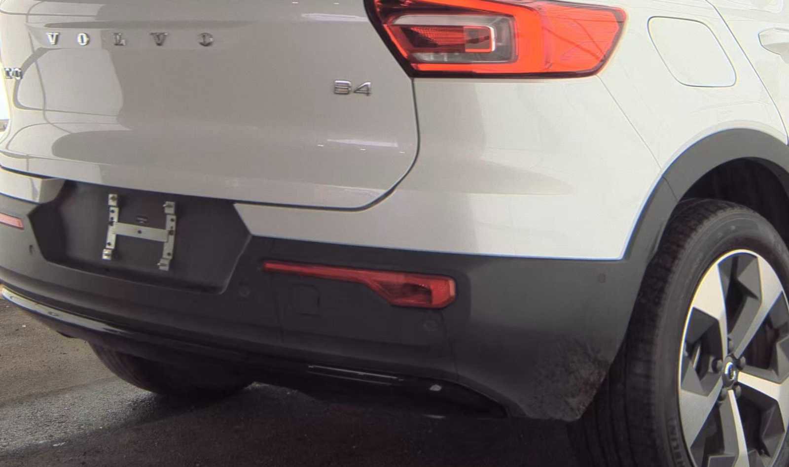 Used 2023 Volvo XC40 B4 Ultimate image 8