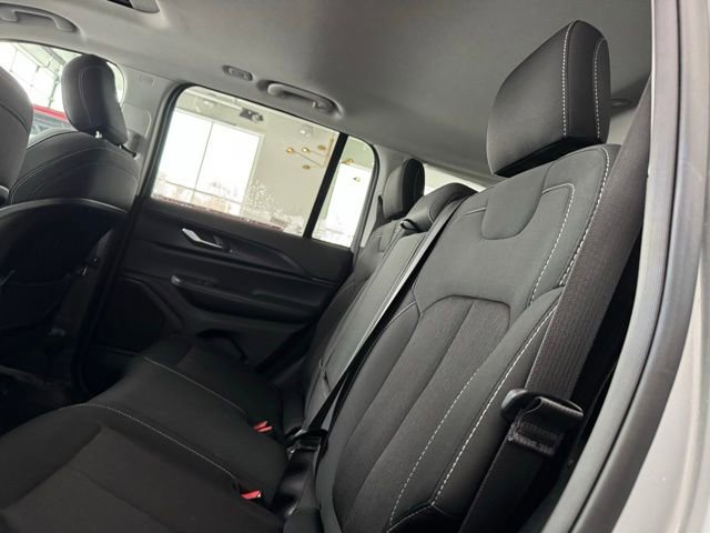 Used 2023 Jeep Grand Cherokee Laredo image 12