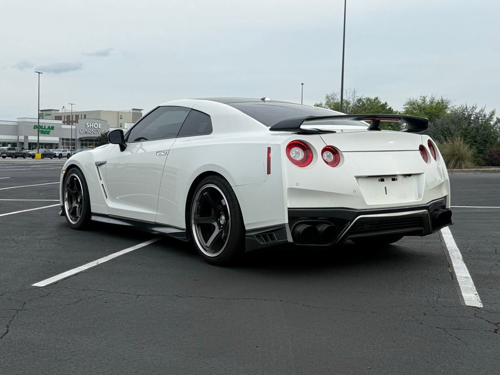 Used 2017 Nissan GT-R Premium w/ Premium Interior Package AWD/4WD image 5