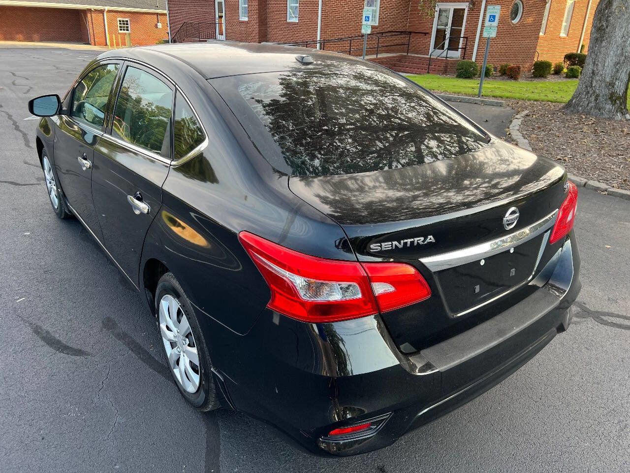 Used 2017 Nissan Sentra SV image 4