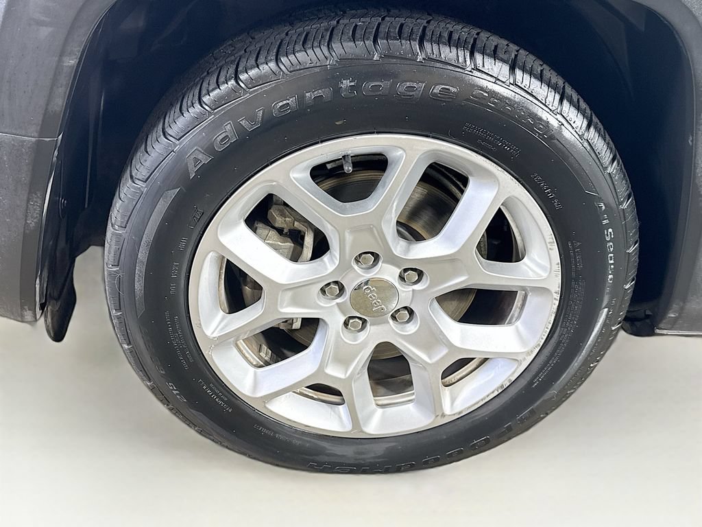 Used 2017 Jeep Renegade Latitude FWD image 37