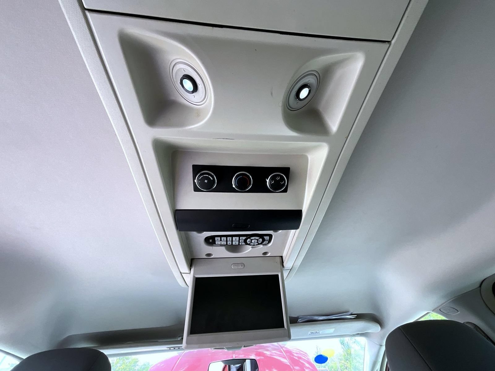 Used 2010 Chrysler Town & Country Touring w/ Entertainment Group #2 FWD image 24