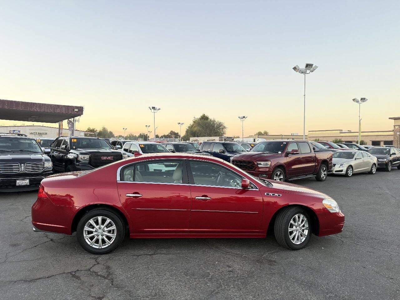 Used 2011 Buick Lucerne CXL w/ Driver Confidence Package FWD image 9