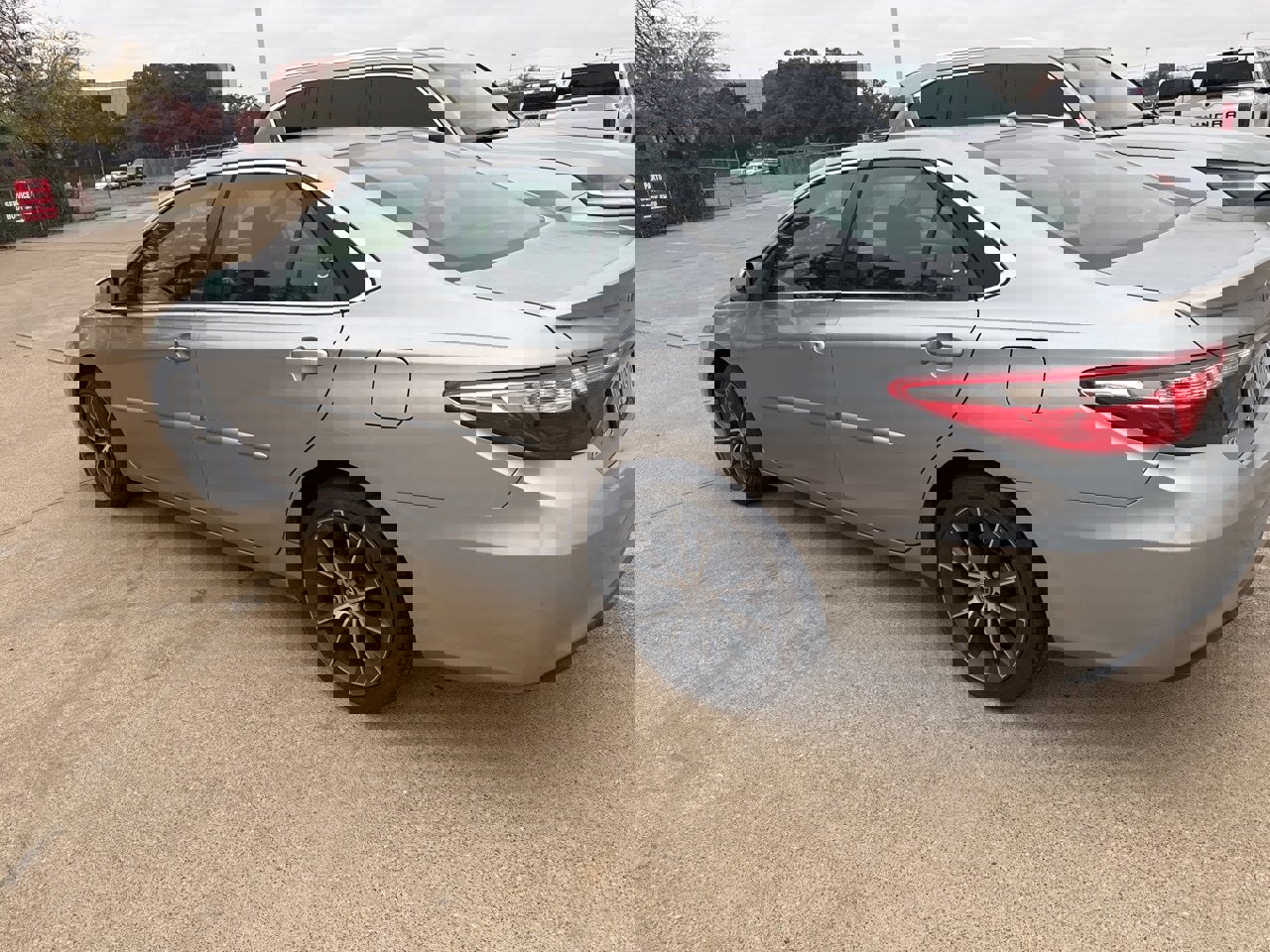 Used 2016 Toyota Camry XSE image 4