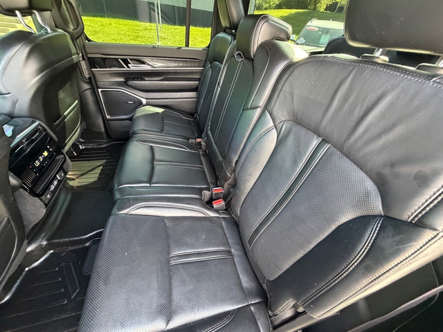 Used 2023 Jeep Wagoneer 4WD w/ Premium Group I image 13