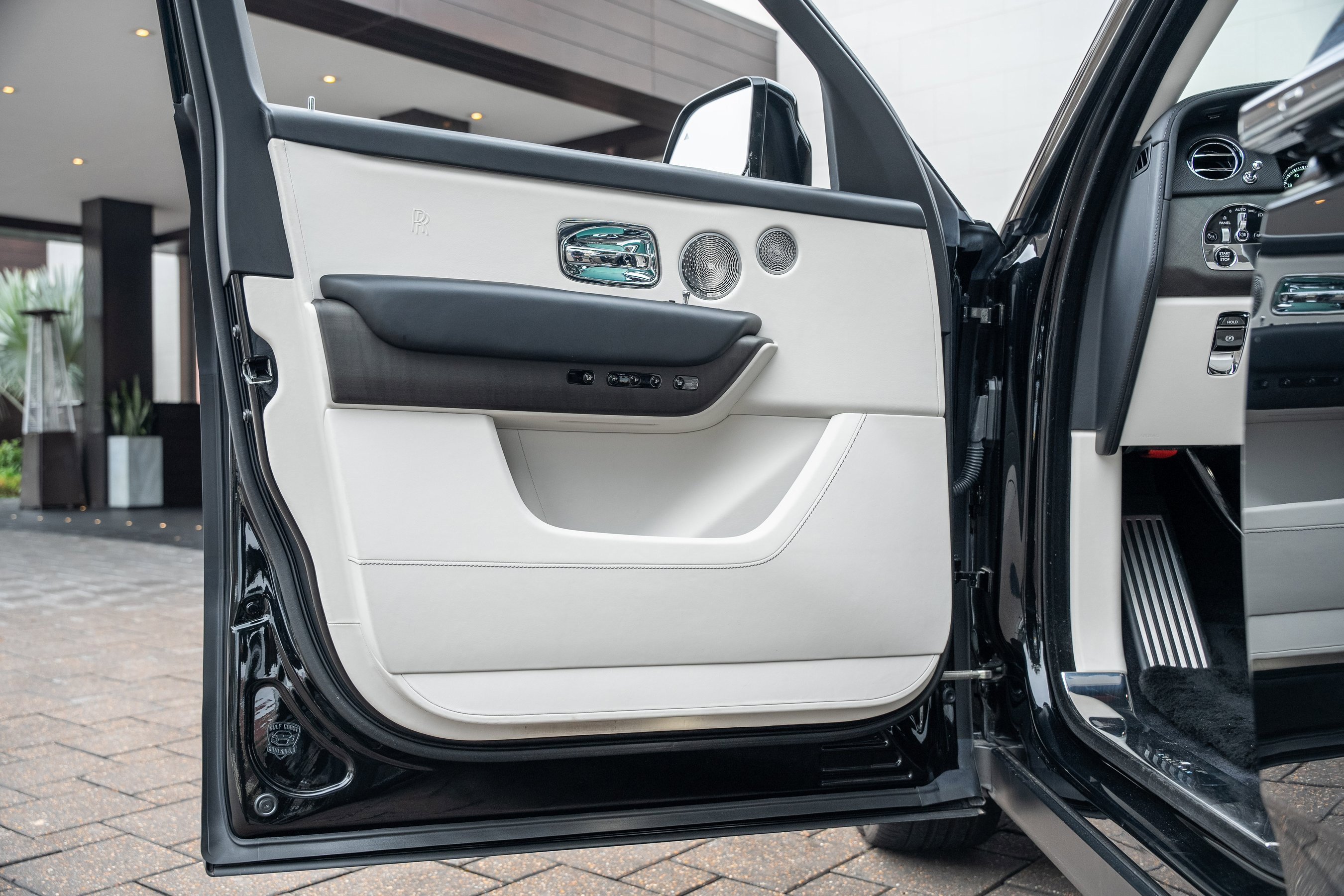 Used 2023 Rolls-Royce Cullinan w/ Cullinan Package image 17
