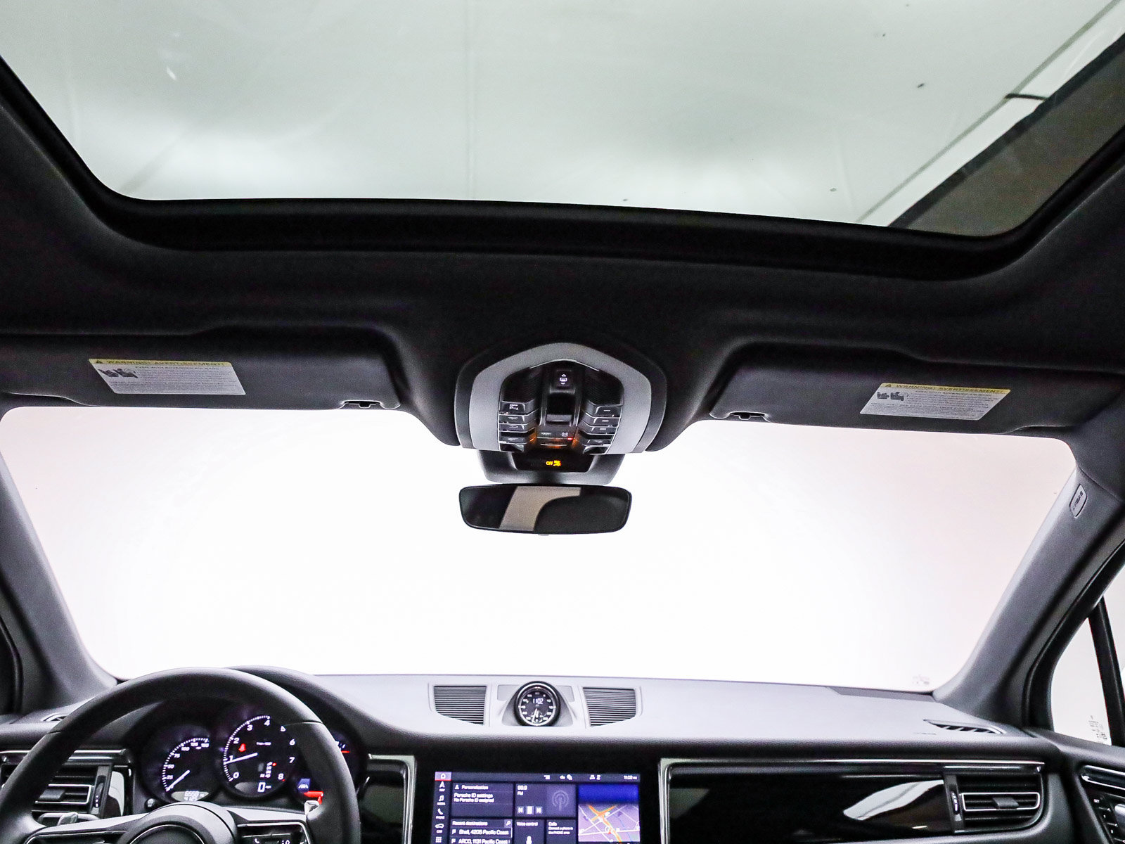 Certified 2025 Porsche Macan AWD/4WD image 17