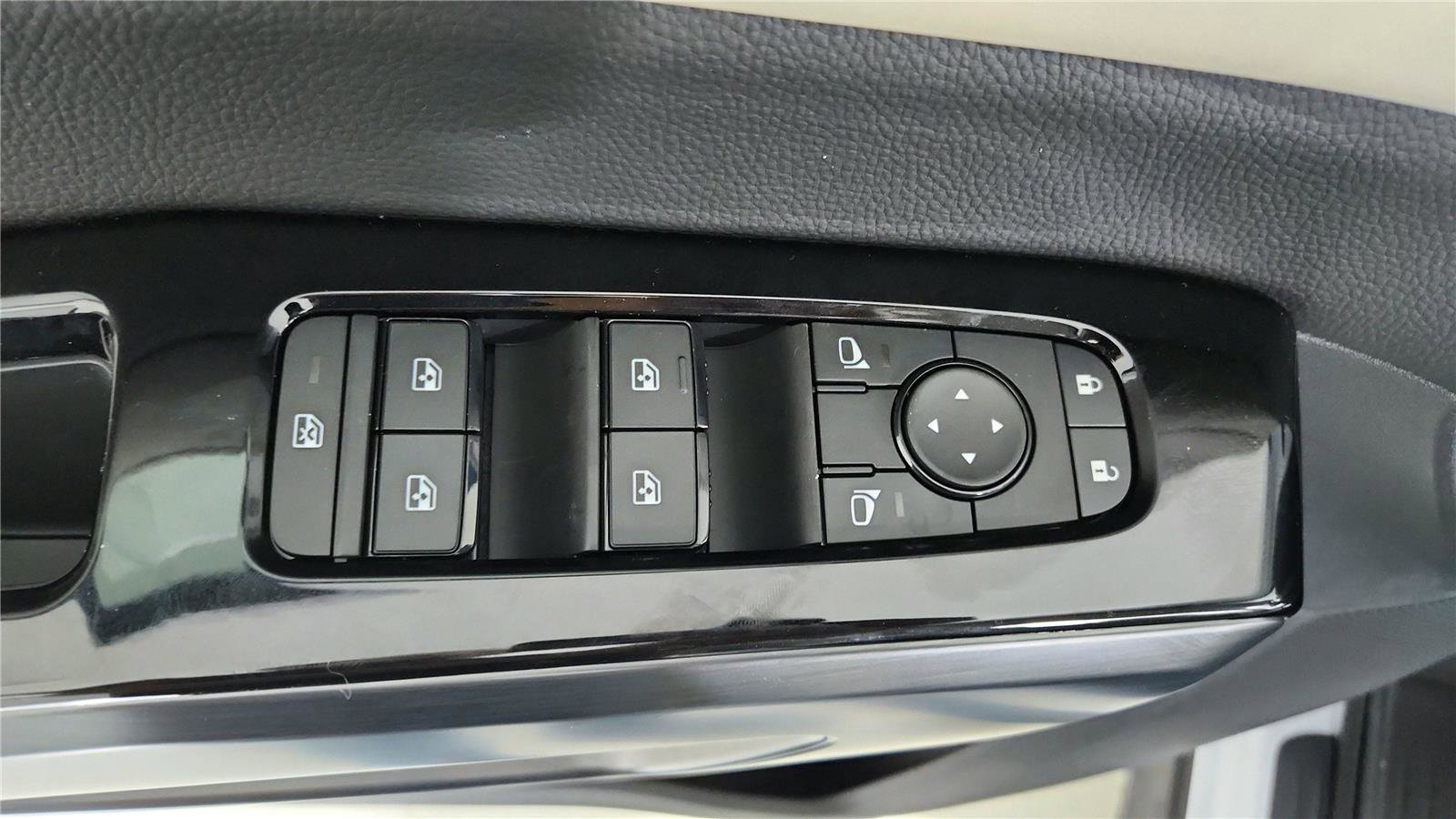 Used 2025 Nissan Pathfinder SL w/ Black Appearance Package image 16