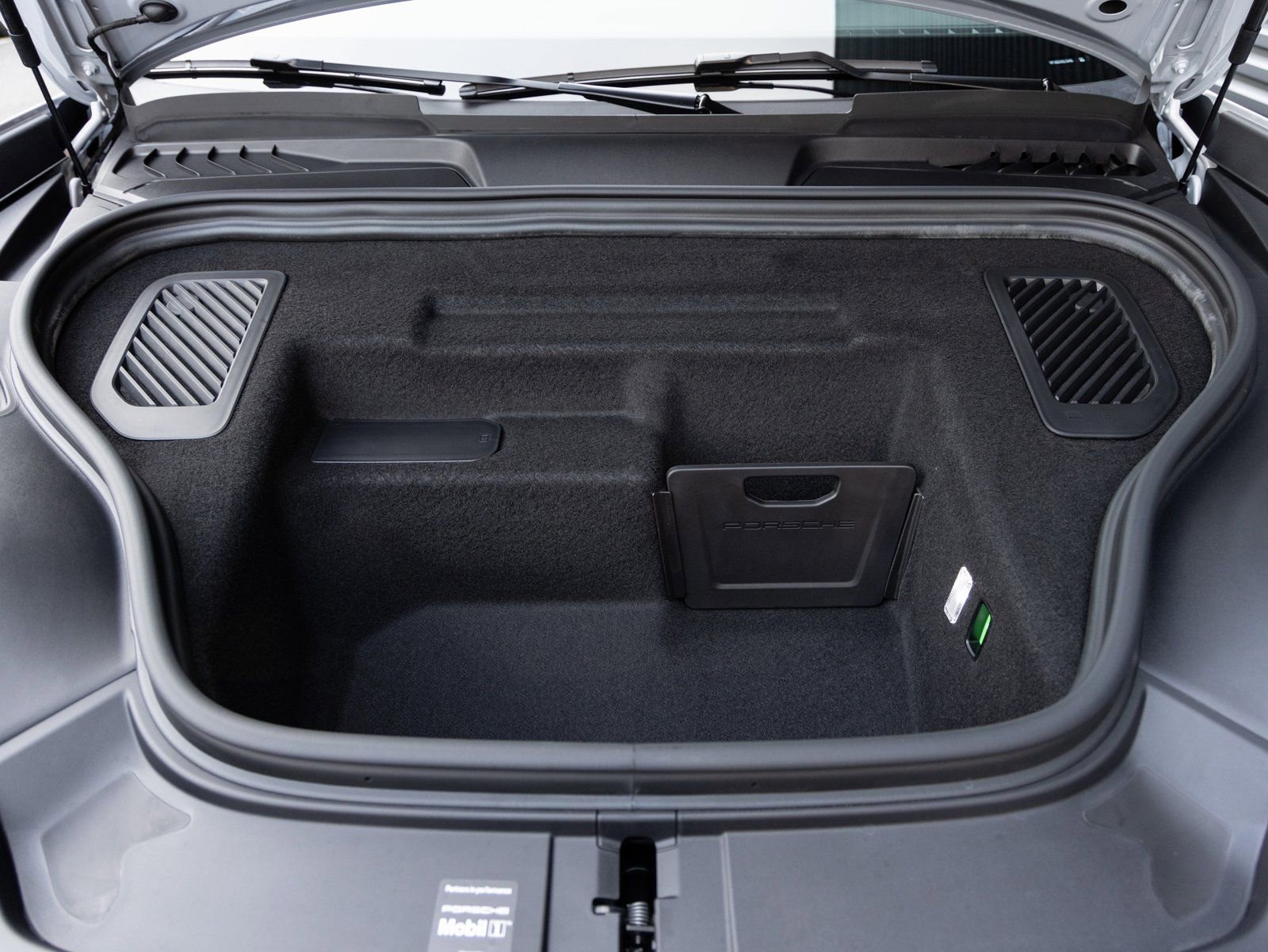 New 2025 Porsche Macan 4S Electric image 36