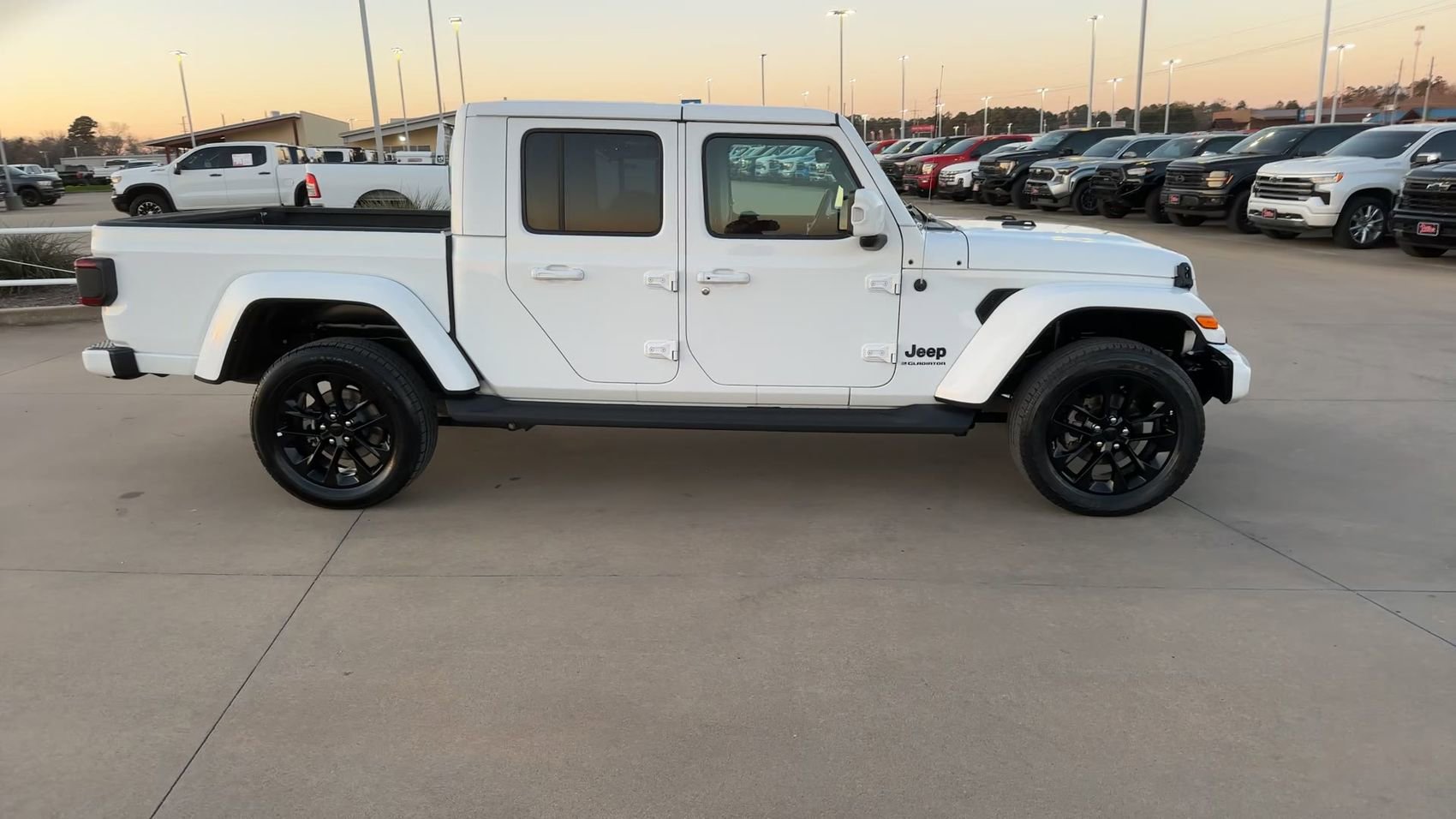 Used 2023 Jeep Gladiator Overland image 2