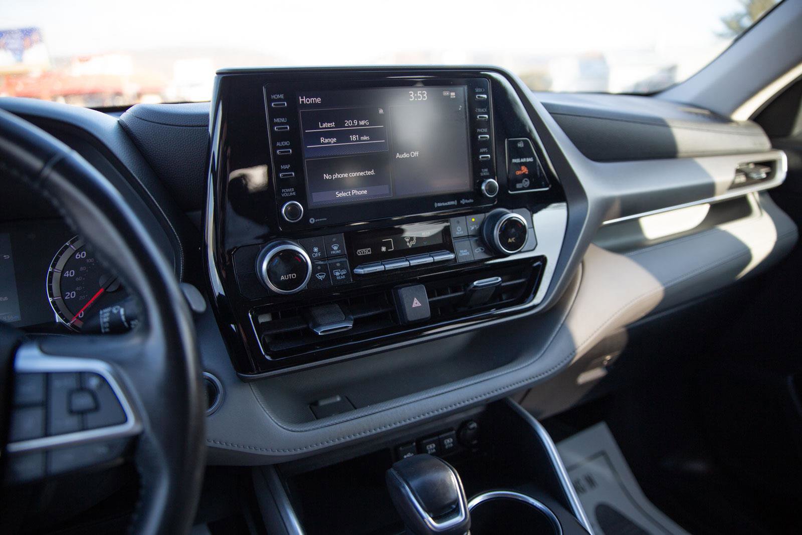 Used 2020 Toyota Highlander LE image 14