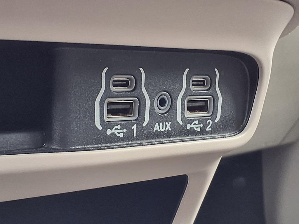 Used 2024 Chrysler Pacifica Touring-L image 24