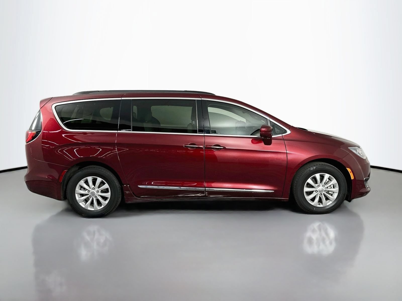 Used 2017 Chrysler Pacifica Touring-L FWD image 8