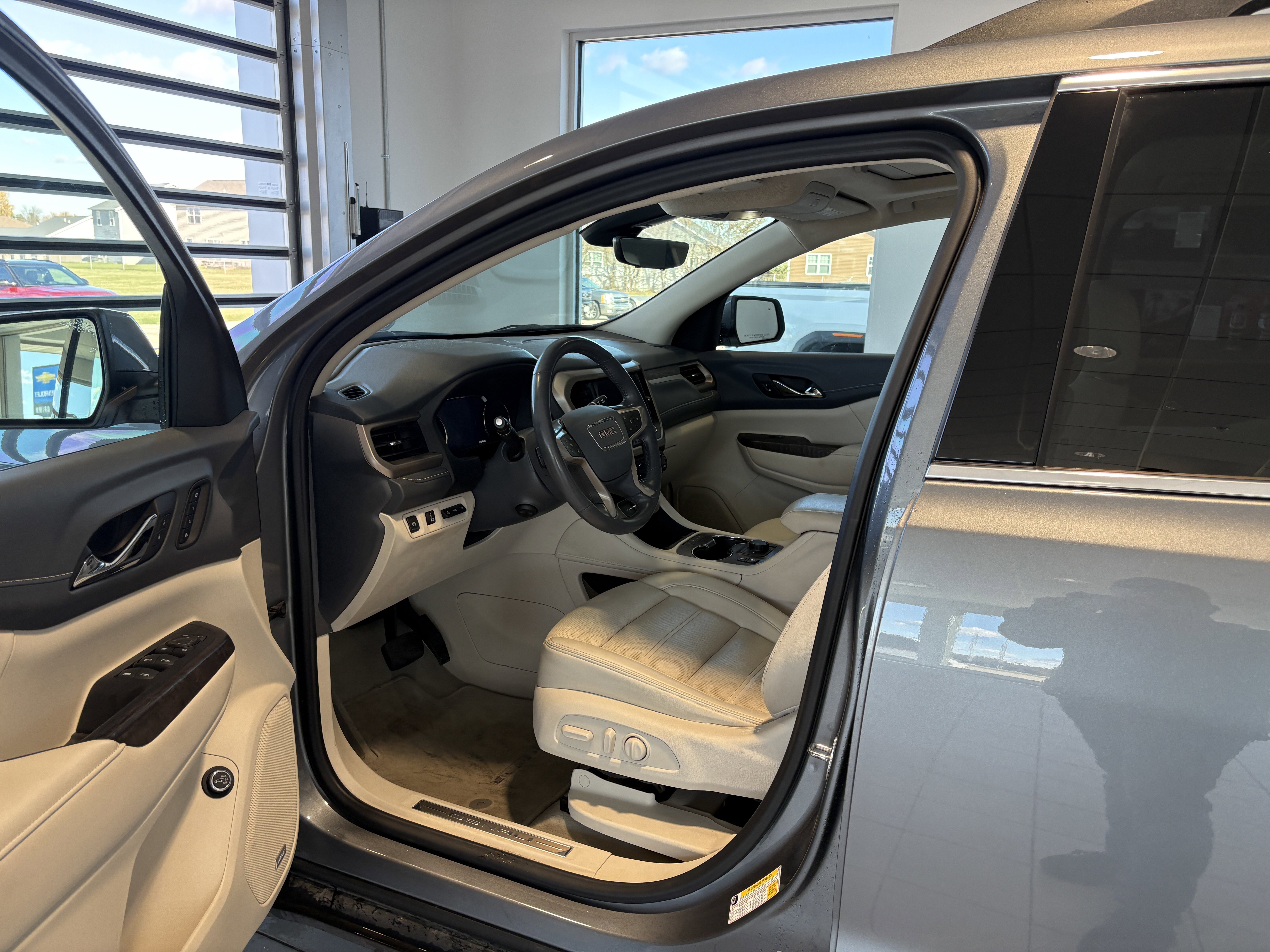 Used 2022 GMC Acadia Denali w/ Denali Ultimate Package image 9