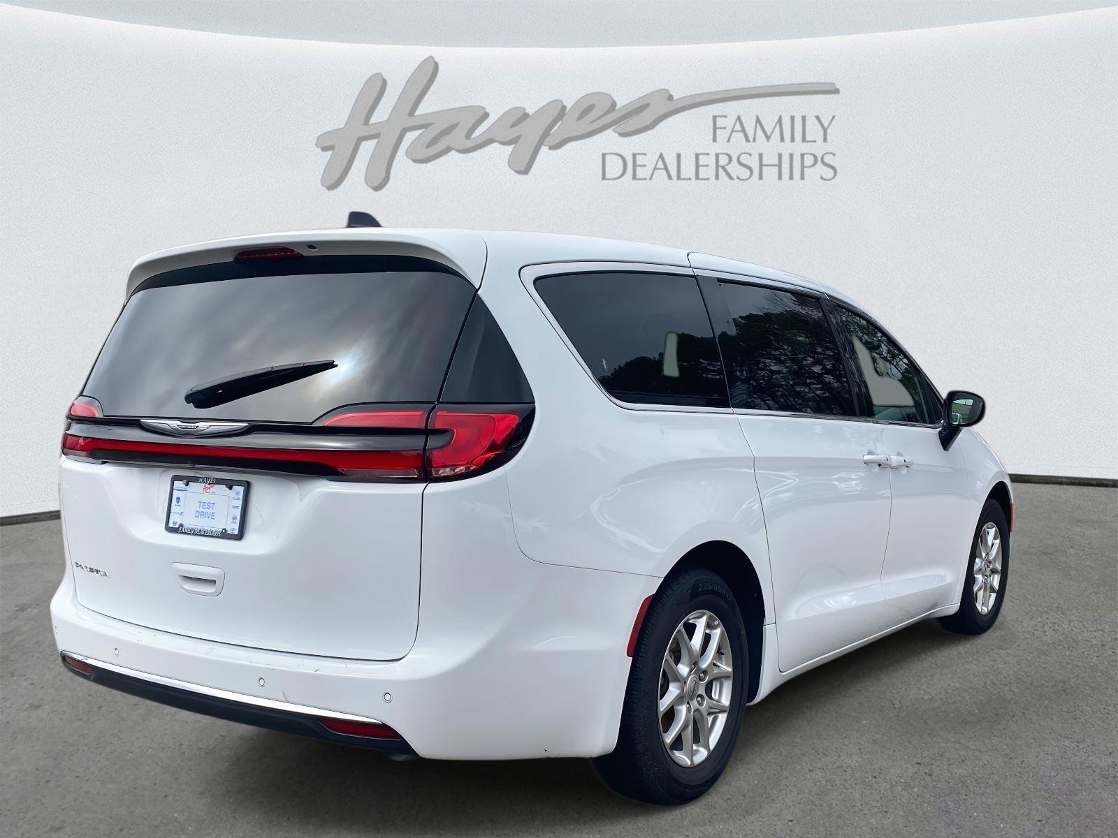 Certified 2025 Chrysler Pacifica Select FWD video 3