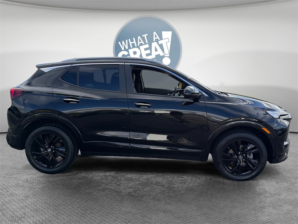 Used 2024 Buick Encore GX Sport Touring image 2