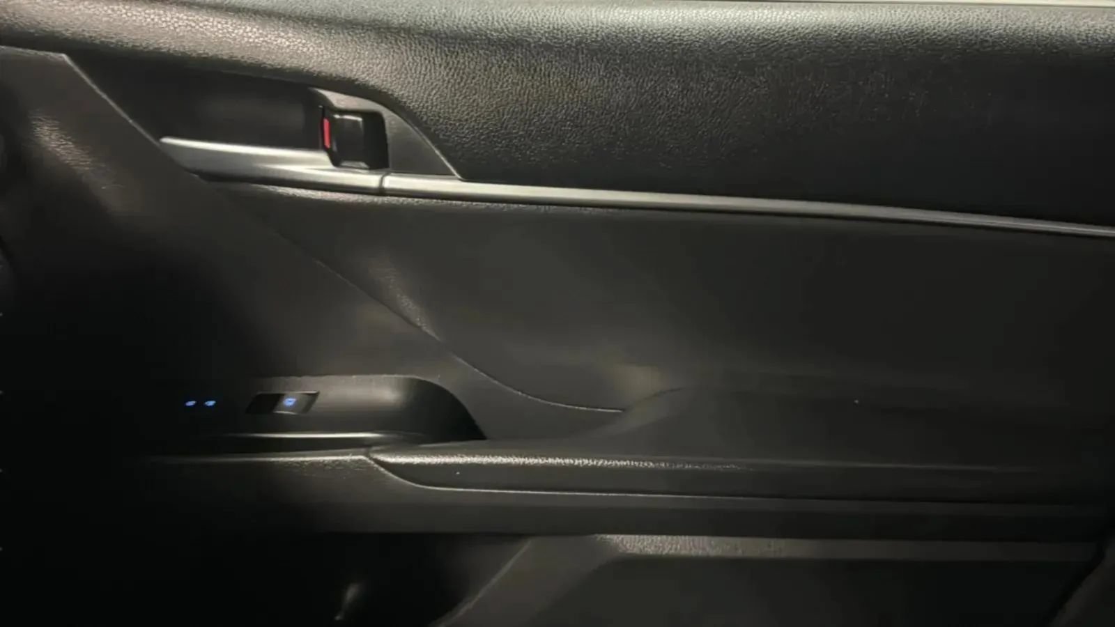 Used 2018 Toyota Camry LE FWD image 19