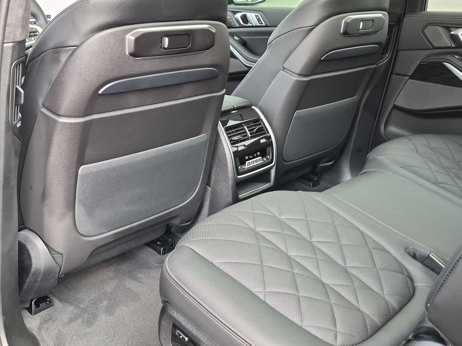 Used 2025 BMW X7 xDrive40i w/ M Sport Package AWD/4WD image 19