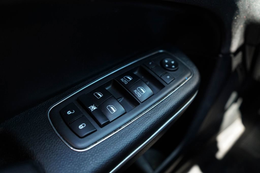 Used 2019 Chrysler 300 Limited w/ Safetytec Plus Group image 26