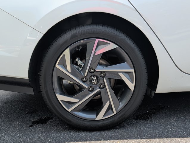 Used 2025 Hyundai Elantra SEL FWD image 30