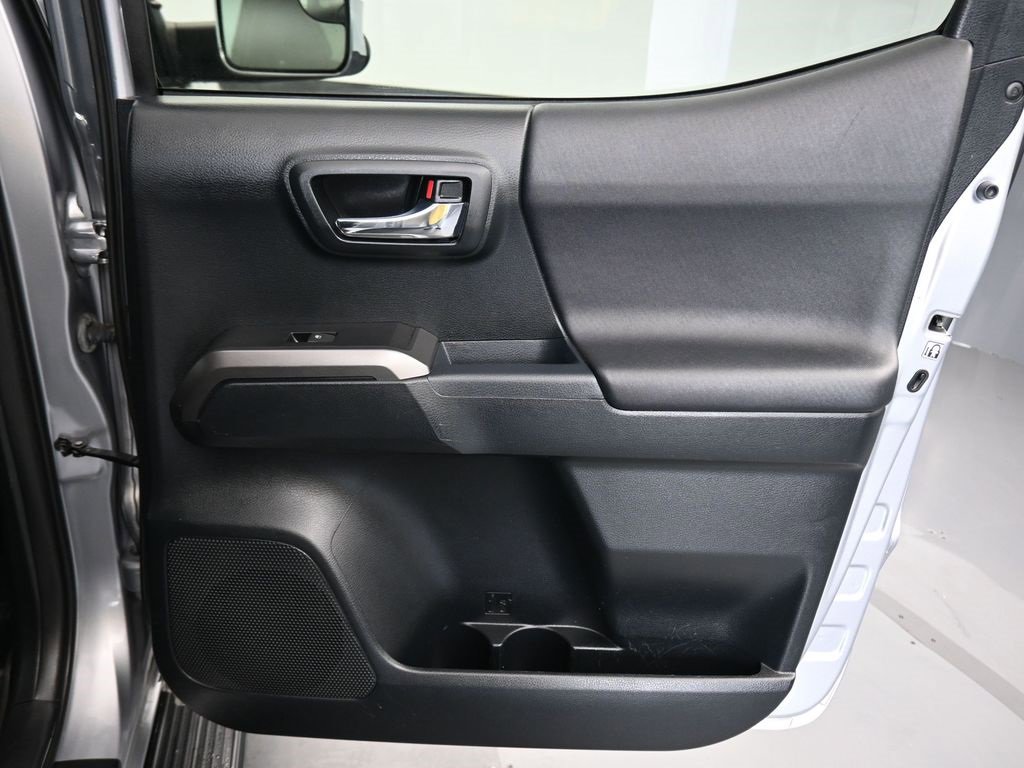 Used 2017 Toyota Tacoma TRD Sport image 33