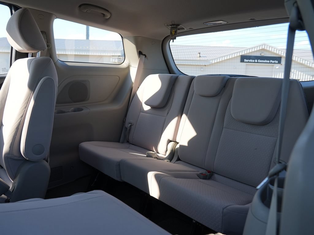 Used 2018 Kia Sedona L FWD image 25