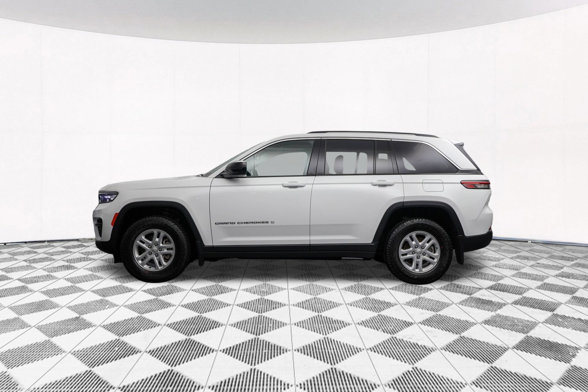 Used 2023 Jeep Grand Cherokee Laredo w/ Trailer Tow Prep Group (B) AWD/4WD image 42