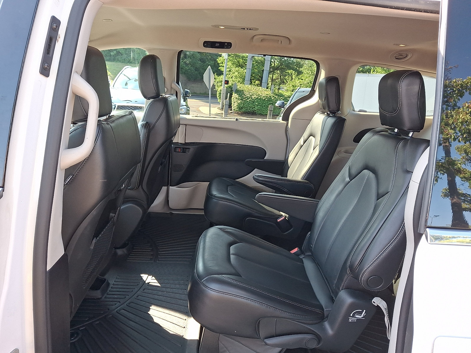 Used 2023 Chrysler Pacifica Touring-L FWD image 11