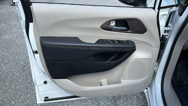 Used 2024 Chrysler Voyager LX FWD image 17