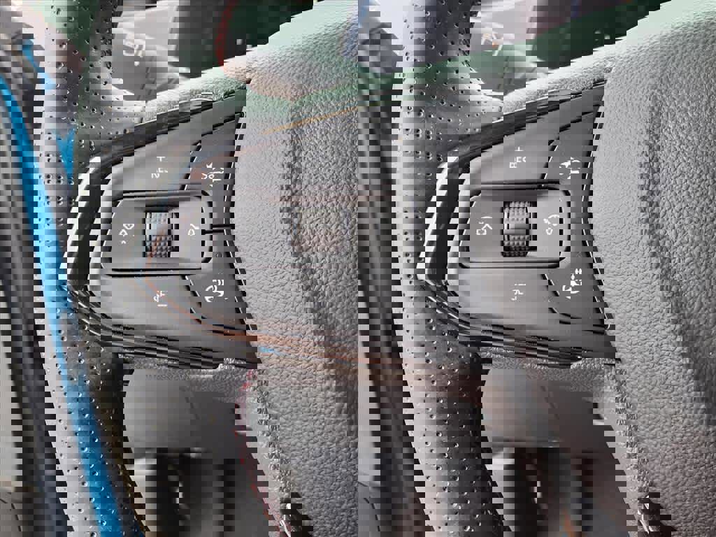 Used 2025 Chevrolet Trax RS w/ Sunroof Package image 24