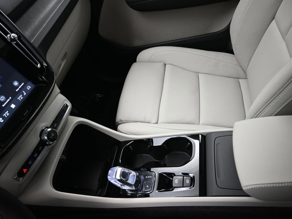 New 2026 Volvo XC40 B5 Ultra w/ Climate Package image 17