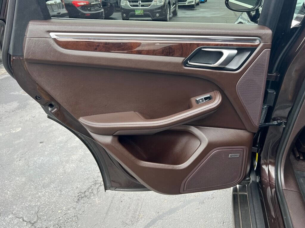 Used 2017 Porsche Macan Turbo image 32