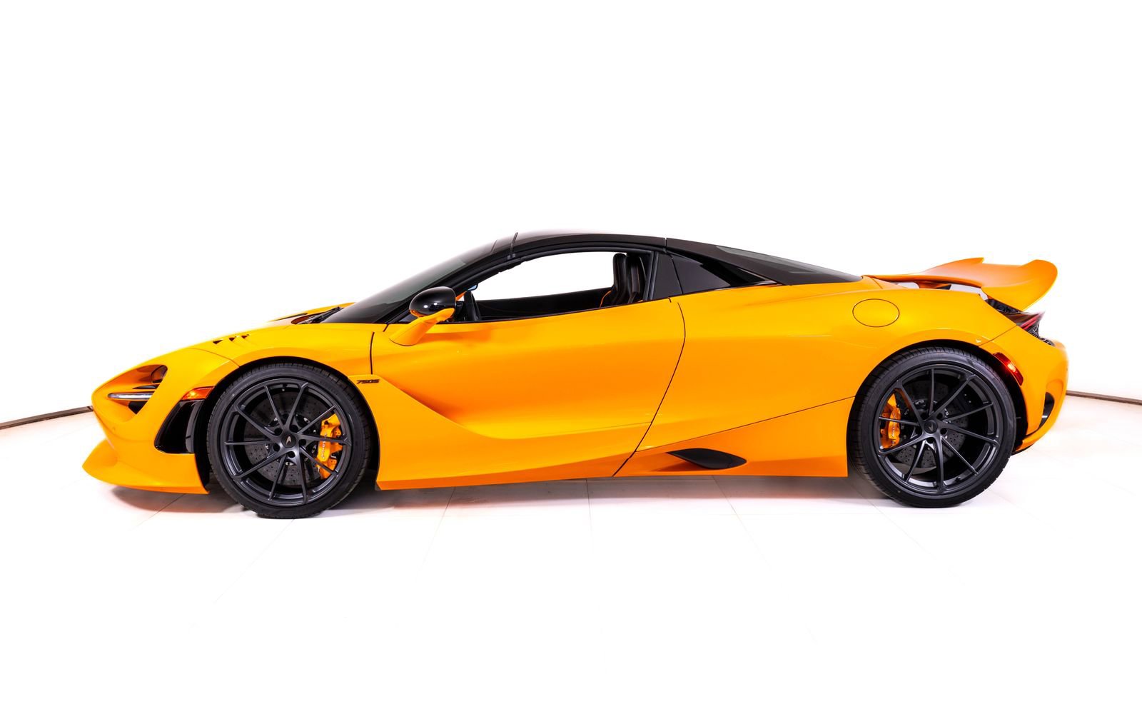 Used 2026 McLaren 750S Spider RWD image 3